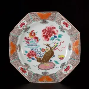 Photo d'une assiette en porcelaine d'époque Yongzheng aux émaux de la Famille Rose à décor d'un canard.
