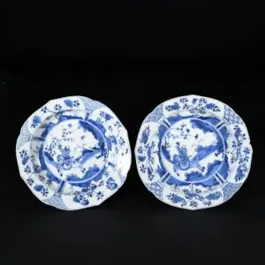 Photo d'une paire de coupes en porcelaine d'époque Kangxi, à décor bleu et blanc d'une scène de chasse au faucon.