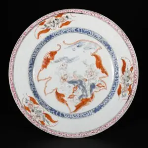 Photo d'une assiette en porcelaine d'époque Qianlong, à décor Bianco Sopra Bianco d'un oiseau sur un rocher.