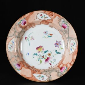 Photo d'une assiette en porcelaine d'époque Qianlong aux émaux de la Famille Rose à décor d'imitation de marbre.