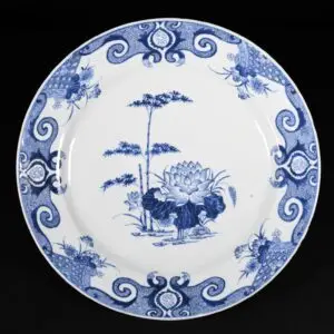 Photo d'un large plat en porcelaine d'époque Qianlong à décor bleu et blanc de bambous et fleurs de lotus.
