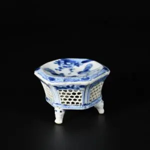 Photo d'un saleron en porcelaine d'époque Kangxi à décor ajouré linglong bleu et blanc de deux coqs.