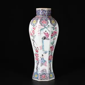 Photo d'un vase en porcelaine hexagonale d'époque Yongzheng à décor Famille Rose de personnages.