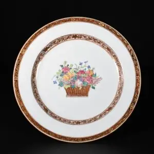Photo d'une assiette en porcelaine d'époque Yongzheng à décor Famille Rose d'un panier fleuri et d'un décor en relief dit Bianco Sopra Bianco.