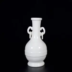 Photo d'un vase en porcelaine d'époque Kangxi à glaçure dite Blanc de Chine, à décor incisé d'une frise grecque.
