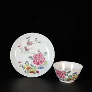 Photo d'une tasse et sa soucoupe en porcelaine d'époque Yongzheng aux émaux de la Famille Rose à décor de pivoines.