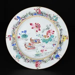 Photo d'une assiette en porcelaine aux émaux de la Famille Rose d'époque Yongzheng, à décor de canards mandarins et d'Immortels.