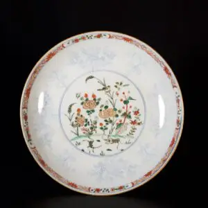 Photo d'une coupe faisant partie d'une paire, d'époque Kangxi décorée dans les émaux de la Famille Verte et de bleu sous couvert.