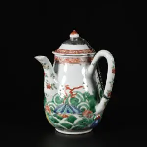 Photo d'une chocolatière en porcelaine d'époque Kangxi aux émaux de la Famille Verte à décor de conques.