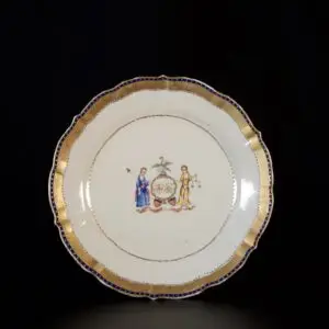 Photo d'une assiette en porcelaine d'époque Qianlong à décor central des armes de New York, destinée au marché américain.