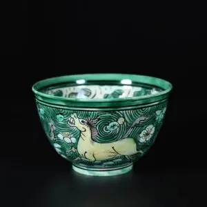 Photo d'un bol en porcelaine d'époque Kangxi à décor Famille Verte de chevaux de mer.