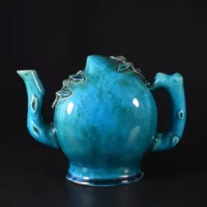 Photo d'une théière dite Cadogan datant de la fin du XVIIIe à glaçure turquoise.