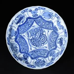 Photo d'une coupe en porcelaine d'époque Wanli, à décor Kraak bleu et blanc d'objets précieux.