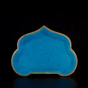 Photo de la face d'une table en porcelaine d'époque Kangxi à glaçure turquoise.
