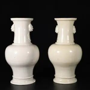 Photo d'une paire de vases en porcelaine datant de la fin de la dynastie Ming, à glaçure crème dit Blanc de Chine.