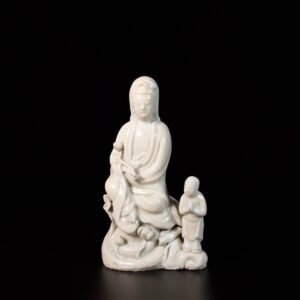 Photo d'une figure en porcelaine d'époque Kangxi à glaçure crème représentant Guanyin et son préposé.