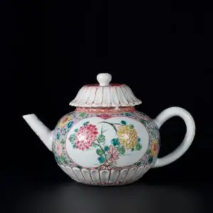 Photo d'une théière en porcelaine d'époque Yongzheng, aux émaux de la Famille Rose à décor de chrysanthèmes.