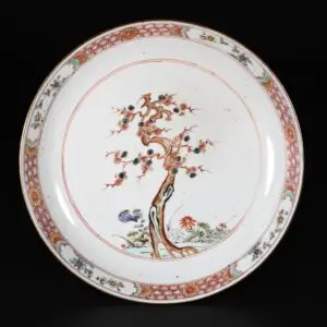 Photo d'une des deux coupes d'une paire, en porcelaine d'époque Kangxi à décor Famille Verte d'un pin.