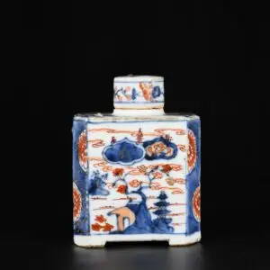 Photo d'une des faces d'une boite à thé en porcelaine d'époque Kangxi, à décor Imari de pagodes.