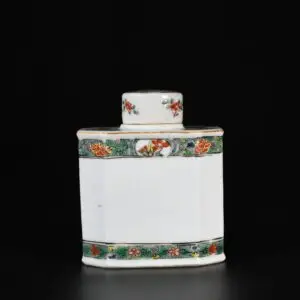 Photo d'un côté d'une boite à thé en porcelaine d'époque Kangxi, aux émaux de la Famille Verte, à décor incisé de branche de prunus.