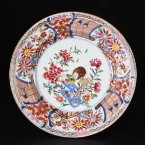 Photo d'une assiette d'une paire d'assiettes en porcelaine d'époque Yongzheng à décor Famille Rose d'un coq.