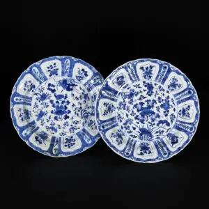 Photo d'une paire de plats en porcelaine d'époque Kangxi, à décor bleu et blanc de lotus.