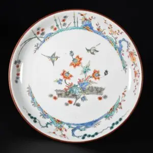 Photo d'une coupe en porcelaine d'époque Kangxi ou début Yongzheng, surdécorée aux Pays-Bas.