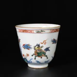 Photo d'un gobelet à vin d'époque Kangxi, décoré dans les émaux Doucai et Wucai d'un Qilin et d'un Fenghuang. Photo du Qilin.