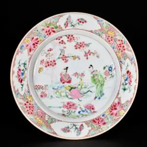Photo d'une assiette en porcelaine d'époque Yongzheng aux émaux de la Famille Rose à décor de personnages.
