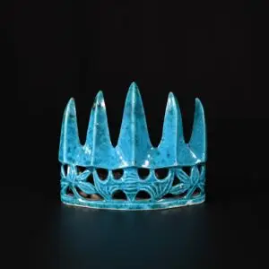 Photo d'un repose pinceaux d'époque Kangxi, à glaçure turquoise, en forme de montagne.