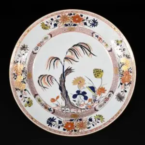 Photo d'un plat en porcelaine d'époque Kangxi, à décor émaillé d'un saule.