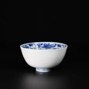 Photo d'un bol en porcelaine d'époque Jiaijing, l'extérieur du bol est décoré d'une glaçure blanche et l'intérieur de deux canards mandarins en bleu et blanc.