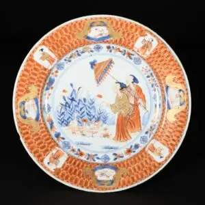 Photo d'une assiette en porcelaine d'époque Qianlong à décor de la Dame au Parasol, décor réalisé d'après les dessins de Cornelis Pronk.