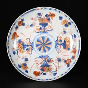 Photo d'une coupe en porcelaine d'époque Kangxi à décor Imari, elle porte la marque d'Auguste le Fort.