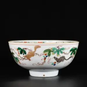 Photo d'un bol en porcelaine d'époque Kangxi, aux émaux de la Famille Verte à décor de cailles et d'écureuils. Ici côté avec écureuils.