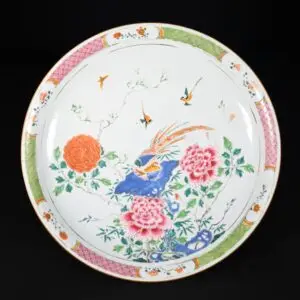 Photo d'un large plat en porcelaine d'époque Yongzheng, aux émaux de la Famille Rose à décor d'un faisan et de pivoines.