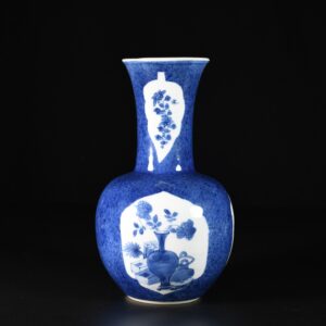 Photo d'un vase bouteille en porcelaine d'époque Kangxi, à décor bleu poudré de vases fleuris.