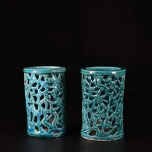 Photo d'une paire de pots à pinceaux à glaçure turquoise d'époque Kangxi, à décor ajouré des "Trois Amis de l'Hiver".