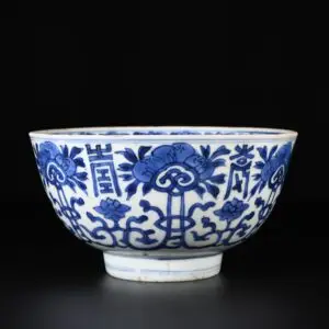 Photo d'un bol en porcelaine d'époque Kangxi, à décor bleu et blanc du signe Shou et de pêches.