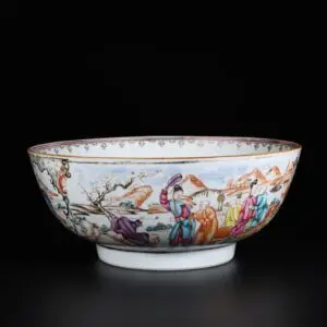 Photo d'un bol à punch en porcelaine d'époque Qianlong, décoré dans les émaux de la Famille Rose à décor de personnages.