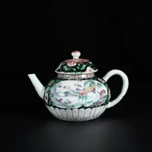 Photo d'une théière en porcelaine d'époque Yongzheng, en forme de chrysanthèmes à décor de pêcheurs.
