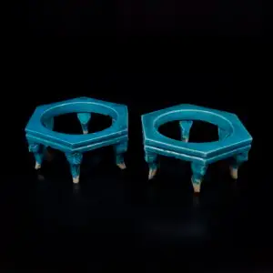 Photo d'une paire de supports en biscuit émaillé d'époque Kangxi à glaçure turquoise.