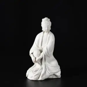 Photo d'une Guanyin en porcelaine datant de la fin de la Dynastie Ming, à glaçure blanc de Chine.