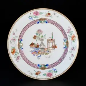 Photo d'une assiette en porcelaine d'époque Yongzheng, à décor des Cent Antiquités.