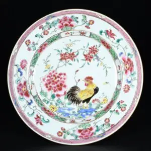 Photo d'une assiette en porcelaine d'époque Yongzheng aux émaux de la Famille Rose à décor d'un coq.