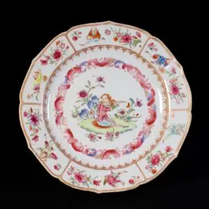 Photo d'une assiette en porcelaine d'époque Qianlong, aux émaux de la Famille Rose à décor d'un flûtiste.