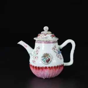 Photo d'une grande théière en porcelaine d'époque Yongzheng aux émaux de la Famille Rose à décor de fleurs en relief.