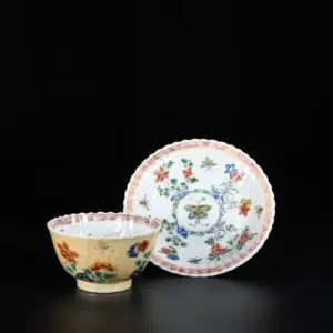 Tasse et sa soucoupe “Café au lait” aux émaux de la Famille Verte