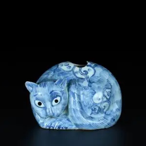 Photo d'une veilleuse en porcelaine à décor bleu et blanc figurant un chat.