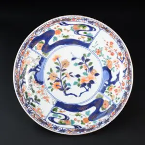 Photo d'une large coupe en porcelaine du Japon d'époque Edo, à décor de prunus, de pins et de branches fleuries.